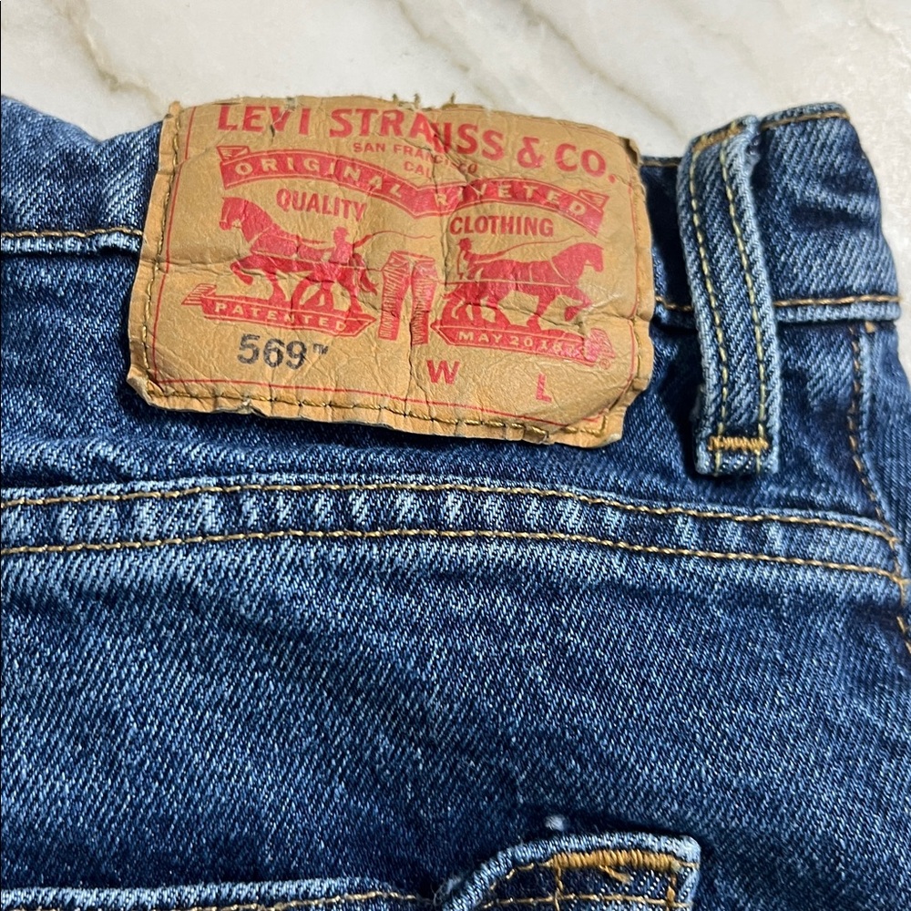 LEVI MENS SHORTS SIZE 46 - Picture 3 of 5